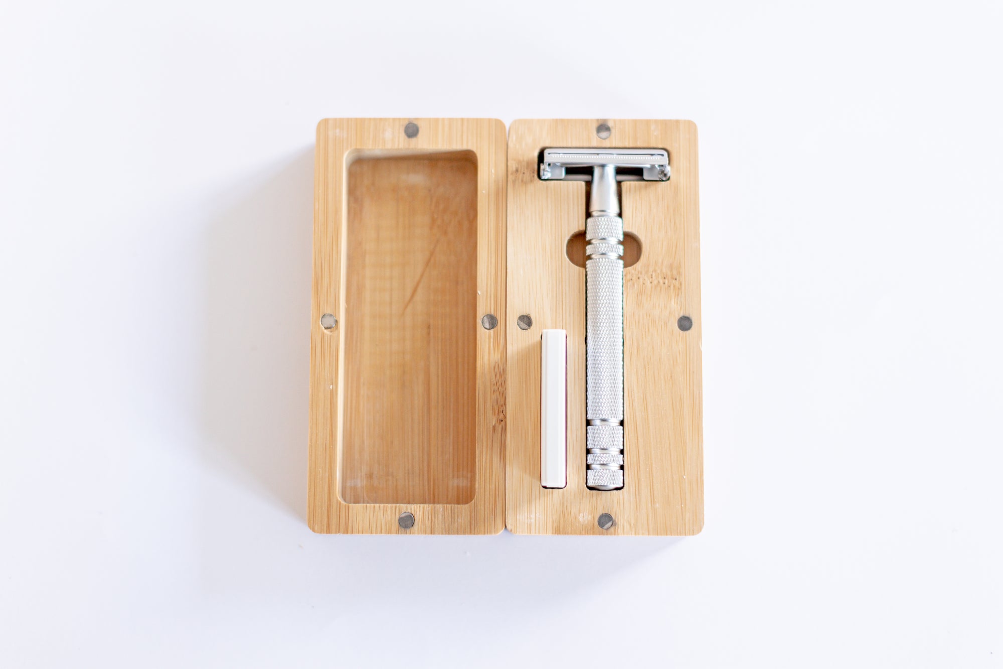 Double Edge Safety Razor (with 5 blades and bamboo case/stand) - REblade